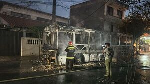 Bus del transporte público ardió en llamas en pleno viaje