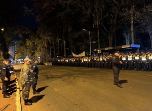 Operativo policial en Ciudad del Este por intervención en la Municipalidad
