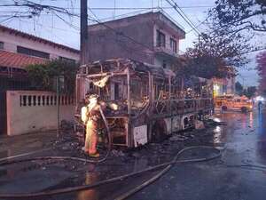 Incendio consume bus en Asunción: no habría heridos - Nacionales - ABC Color