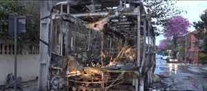 Cortocircuito causa incendio de bus en Asunción - trece