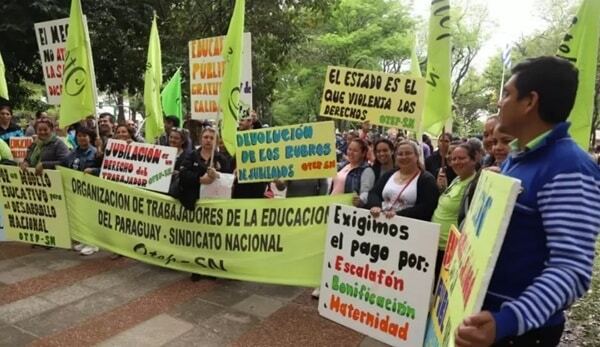 Docentes reclaman reajuste salarial y MEC defiende cálculo oficial