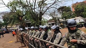 Fuerte dispositivo policial en la Municipalidad de CDE en medio de paro de funcionarios
