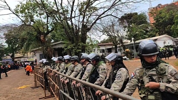 Fuerte dispositivo policial en la Municipalidad de CDE en medio de paro de funcionarios