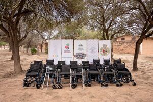 Entregan sillas de ruedas a pobladores del Chaco