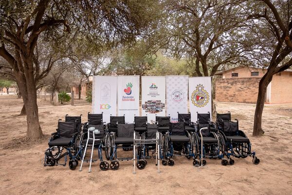 Entregan sillas de ruedas a pobladores del Chaco