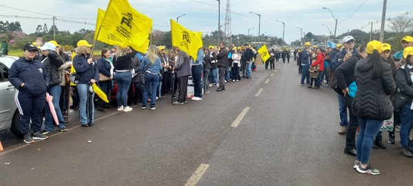 Docentes se manifiestan en Encarnación contra proyecto de jubilación y exigen aumento salarial