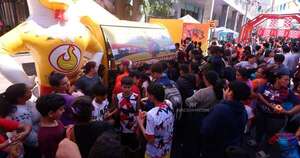 La Nación / Joshua Duerksen y Pechugón compartieron con el público en la Feria Palmear por el Día del Niño