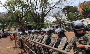 Fuerte dispositivo policial en la Municipalidad de CDE en medio de paro de funcionarios – Prensa 5