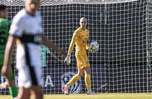 Facundo Insfrán, con una gran atajada, terminó siendo figura en Olimpia