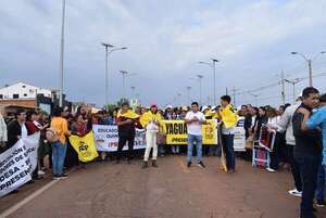 Carapeguá: Docentes bloquean ruta PY01 por demanda salarial y rechazo a restricciones jubilatorias - Nacionales - ABC Color