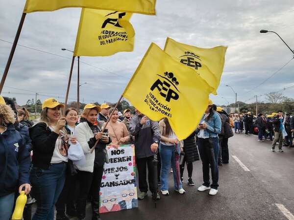 Protesta de docentes: en Itapúa se manifiestan bajo la lluvia - Nacionales - ABC Color