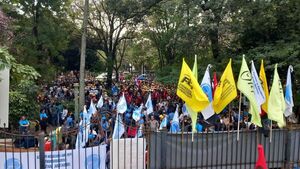 Gobierno y docentes sin acuerdo afectan a 2 millones de estudiantes