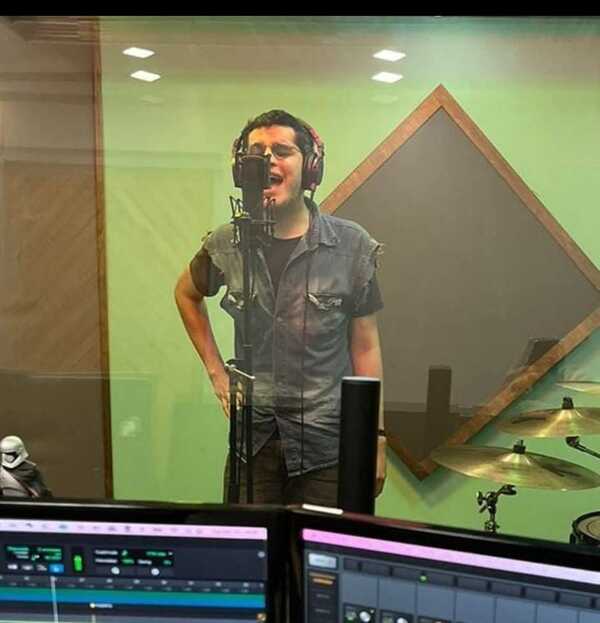 Popular / Cantante grabó canción inspirado en "Los Beatles"
