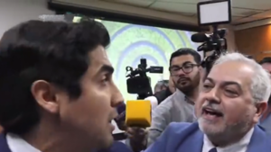 Video: Diputado y superintendente de Salud protagonizan careo en medio de una rueda de prensa