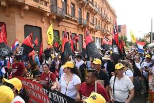 Docentes logran acuerdo parcial en reajuste salarial, pero mantienen paro nacional - Nacionales - ABC Color