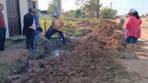 Vecinos del barrio San Carlos 3 se manifiestan por rotura de agua potable - Concepción al Día