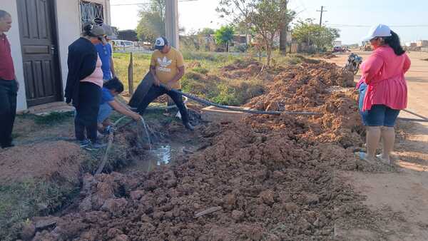 Vecinos del barrio San Carlos 3 se manifiestan por rotura de agua potable - Concepción al Día