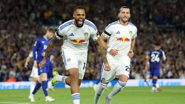 Leeds United regresa a la Premier con victoria sufrida ante Everton