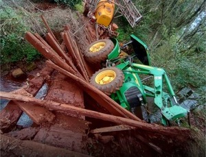 Tractor cae junto a un puente en Pirapey y perjudica a productores