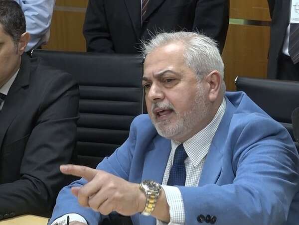 Gremio de médicos recuerda ilegalidad del superintendente de salud y pide su destitución - Nacionales - ABC Color