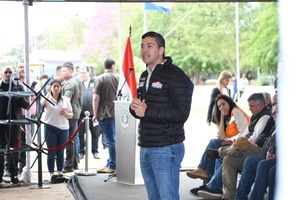 Santiago Peña pide cautela a docentes en reclamo de aumento salarial - ADN Digital