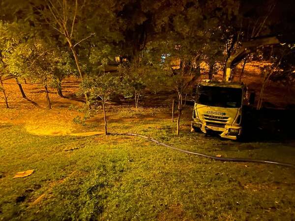 Parque Carlos Antonio López: Essap limpia reservorios y vecinos cuestionan desperdicio de agua - Nacionales - ABC Color