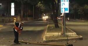 Diario HOY | Conductora perdió el control y derribó un semáforo en  San Lorenzo