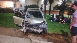 Mujer pierde el control de su camioneta y termina impactando contra un semáforo en San Lorenzo