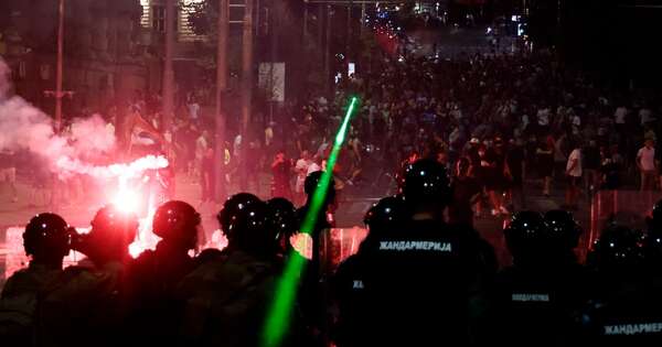 La Nación / Protestas en Serbia se intensifican en reclamo de elecciones anticipadas