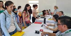 EBY recibe documentos para segundo desembolso por becas