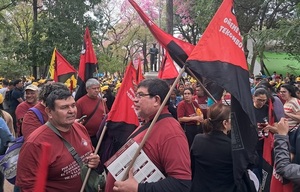 Docentes siguen en paro en su segundo día