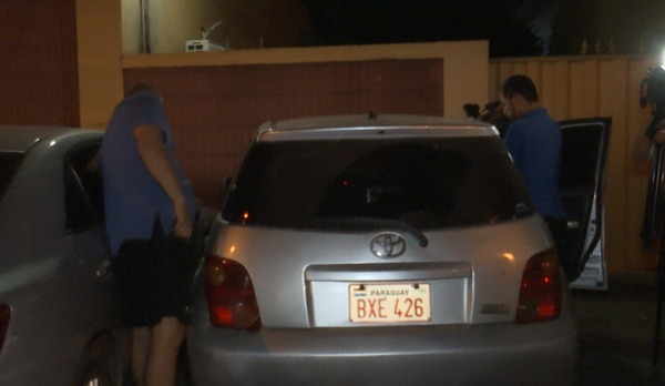 Delincuentes abandonan en Asunción automóvil robado - trece