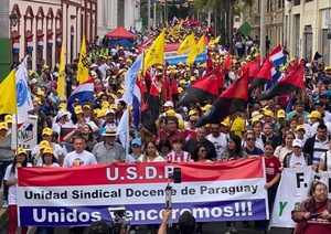 Docentes siguen en huelga y acusan al MEC de excluirlos del diálogo - ADN Digital