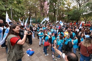 Popular / Docentes oñemovilizá jey