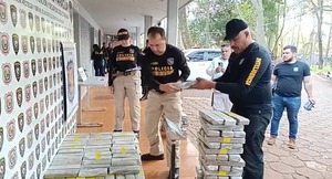 Narcos abandonan furgón con más de 300 panes de marihuana en Ciudad del Este - ADN Digital