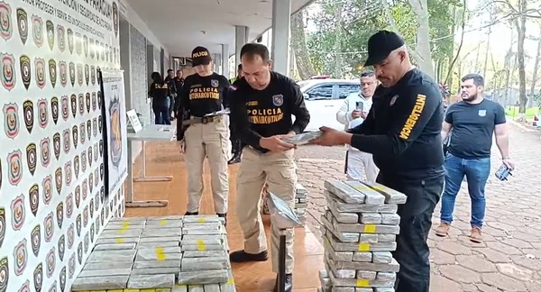 Narcos abandonan furgón con más de 300 panes de marihuana en Ciudad del Este - ADN Digital