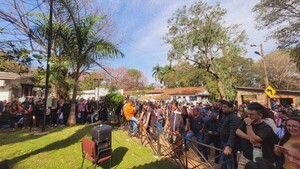 Funcionarios siguen con pantalla gigante sesión en la que se trata informe sobre Prieto