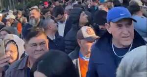 Diario HOY | Muni paralizada por leales a Prieto: “Vamos a romper todo el vidrio”