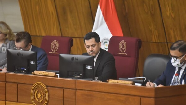 Latorre señala que hay "méritos suficientes" para echar a Prieto, pero no menciona ninguno