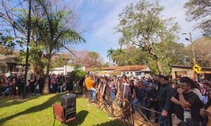 Funcionarios siguen con pantalla gigante sesión en la que se trata informe sobre Prieto – Prensa 5
