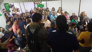 Crisis en la Municipalidad: Jubilados y funcionarios protestan en la sede central por pagos atrasados
