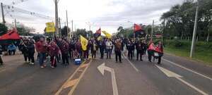 Docentes cierran ruta en el cruce de Santa María, Misiones, para exigir aumento salarial - Nacionales - ABC Color