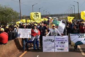 Docentes reclaman sus derechos con cierre intermitente de ruta PY01 en Encarnación - Nacionales - ABC Color