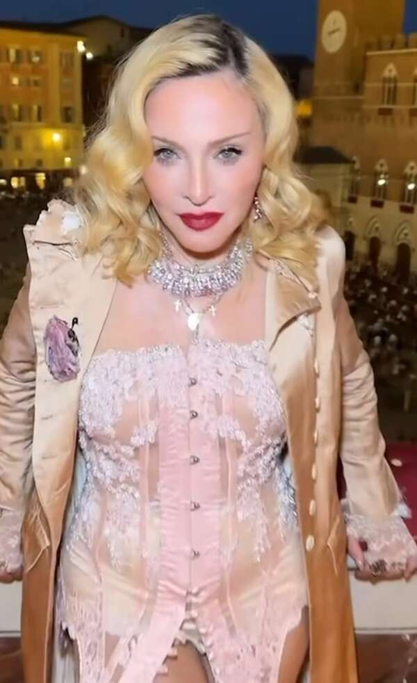 Madonna celebró sus 67 años asistiendo en familia a una carrera de caballos en Italia - Gente - ABC Color
