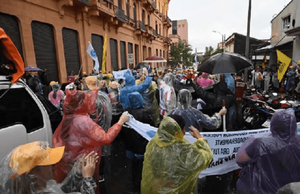 Docentes levantan paro sin lograr acuerdo salarial - Noticiero Paraguay