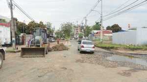 Tras años de reclamos, Comuna de Roque Alonso bachea la avenida General Garay