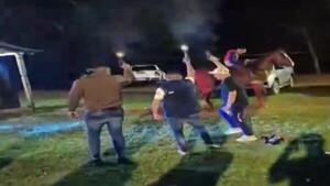 Video: Tres hombres festejan una carrera de caballos con disparos al aire en San Pedro del Paraná