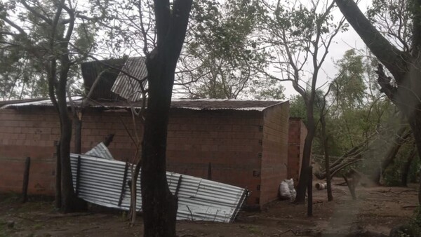 Fuertes vientos dejaron viviendas destechadas y árboles caídos en Ñeembucú