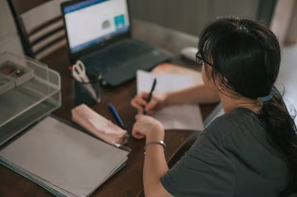 Estudiantes de 10 distritos de Itapúa tendrán clases virtuales por el Mundial de Rally - ADN Digital