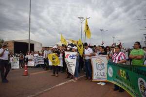 Carapeguá: Con cierre de la ruta PY01 reclaman mayor inversión en educación y rechazan la “ley Abuelita” - Nacionales - ABC Color